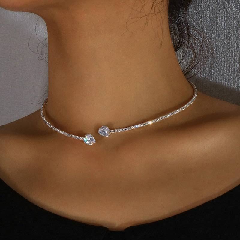 Elegant silver collar necklace with leaf pendant and pearl chain